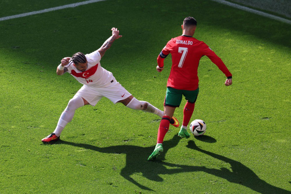 Кріштіану Роналду з Португалії проти Абдуелкеріма Бардакчі з Туреччини (ліворуч) під час футбольного матчу групи F Євро-2024 між Туреччиною та Португалією в Дортмунді, Німеччина.