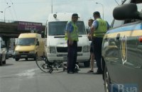 В Киеве на Московском проспекте микроавтобус сбил велосипедиста