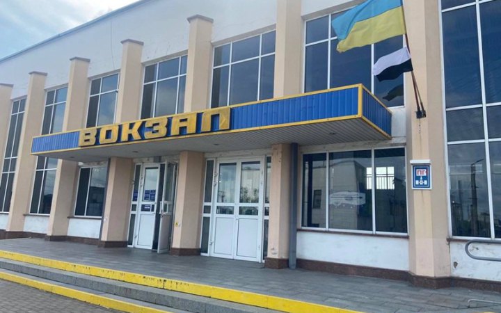 ​На залізничних вокзалах України підняли біло-чорні прапори на підтримку полонених