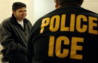 США выплатят иммигрантам 350 тысяч долларов за незаконный рейд