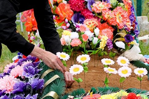 ПЦУ призвала украинцев отказаться от искусственных цветов на кладбищах