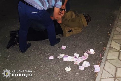 Посадовця поліції Миколаївщини викрили у вимаганні хабарів із підлеглих