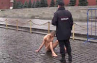 В Москве художник прибил себя гвоздем к брусчатке Красной площади 