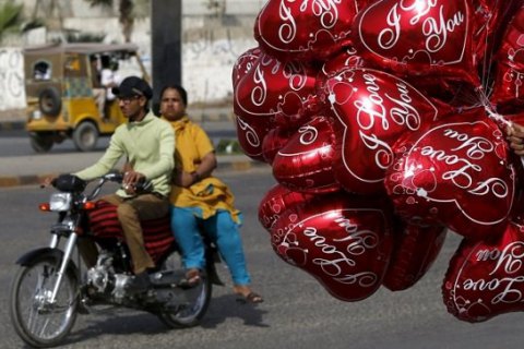 Жителям Пакистану нагадали про заборону Дня святого Валентина