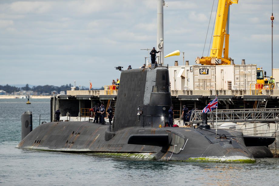 Британський підводний атомний човен HMS Astute на базі Королівського флоту Австралії HMAS Стірлінг у Перті, Австралія, 29 жовтня 2021 року.