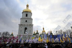 В Киеве на Софийской площади начался митинг оппозиции