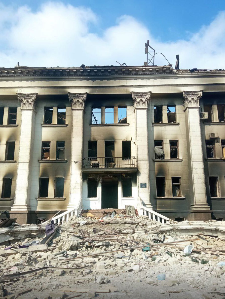 Драмтеатр после бомбардировки