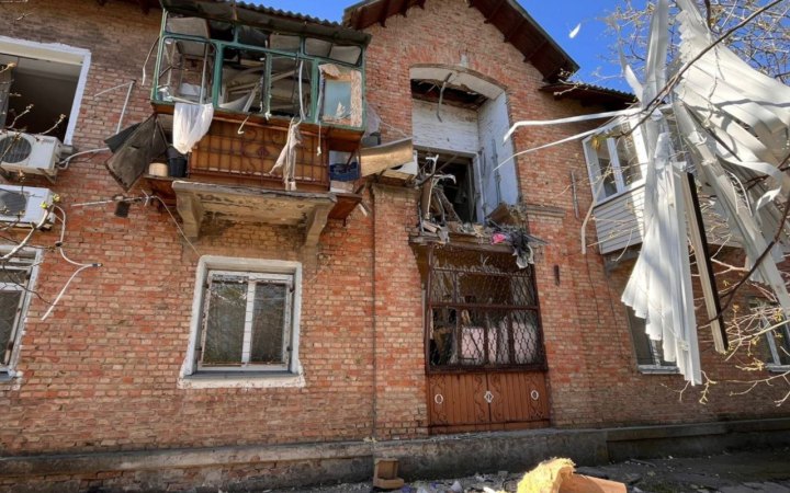 Головне за понеділок, 20 квітня: атака на Нікополь, майже 140 боєзіткнень, ураження НПЗ у Туапсе, підозра поліцейським  