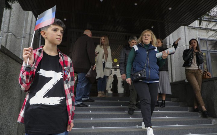 Росіяни змушують підлітків на окупованих територіях ставати на військовий облік 