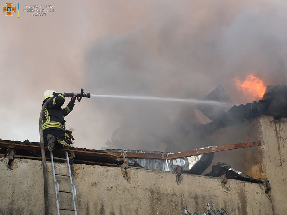 Пожежі після обстрілів у Миколаєві