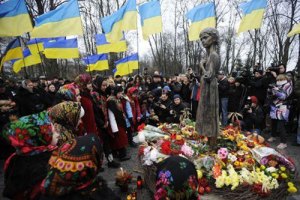 Украина чтит память жертв голодоморов