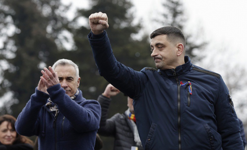 Джордж Сіміон та Калін Джорджеску під час протесту проти скасування першого туру президентських виборів у центрі Бухареста, 1
березня 2025 р.