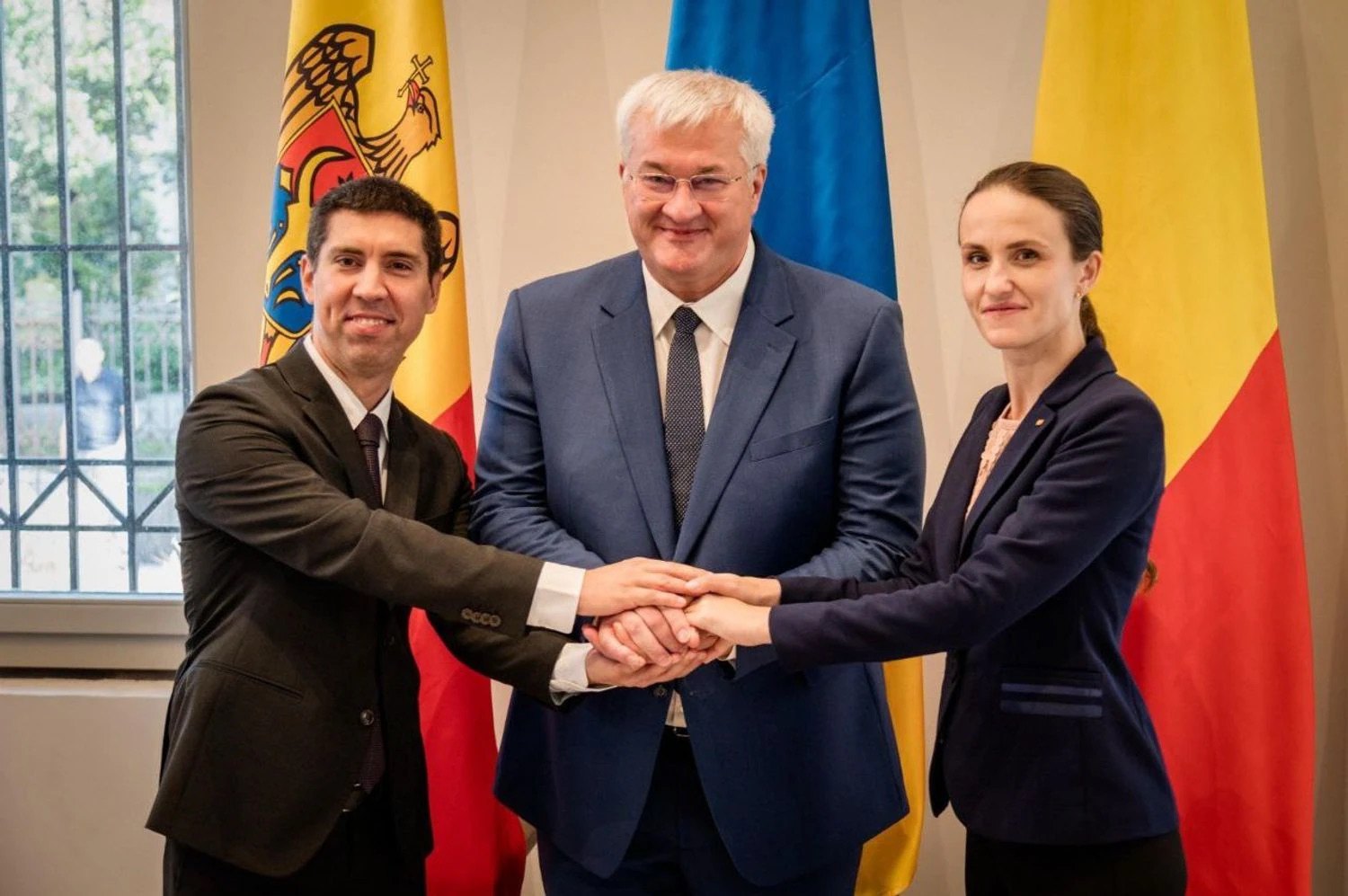 Зустріч в рамках Одеського трикутника міністрів закордонних справ України Андрія Сибіги, Молдови Міхая Попшоя та Румунії Оани-Сільвії Цою в Чернівцях 8 серпня 2025 р., за результатами якої країни домовилися активізувати роботу над спільними інфраструктурними проєктами, зокрема, будівництвом мосту через річку Тису.