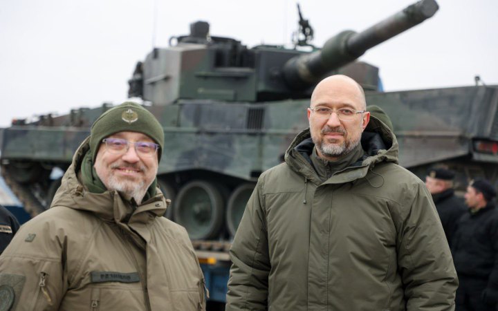 Шмигаль оприлюднив фото із зустрічі танків Leopard 2 в Україні