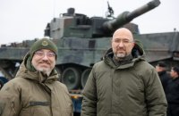 Шмигаль оприлюднив фото із зустрічі танків Leopard 2 в Україні
