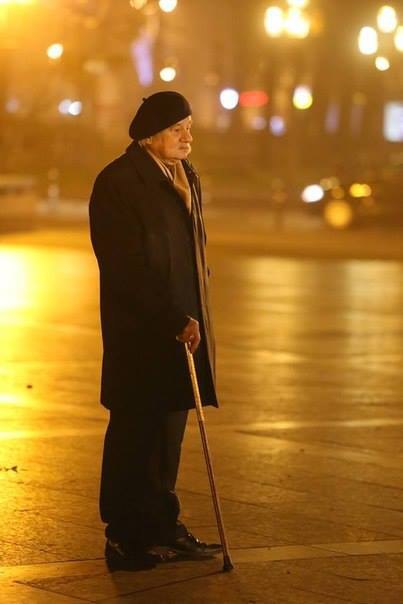 23 листопада 2013 року, 5 ранку, Євромайдан, Львів, Поет і дисидент Ігор Калинець прийшов підтримати студентів, які захищали
намет від демонтажу..