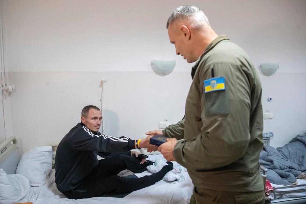 Мер нагородив звільненого з полону Олександра Олєщенка 