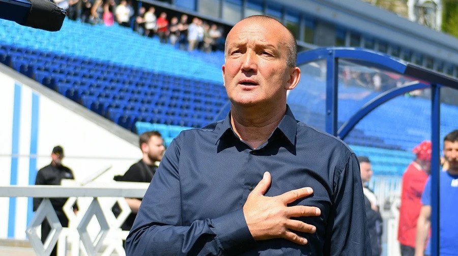 Роман Григорчук виконує гімн України перед стартом матчу