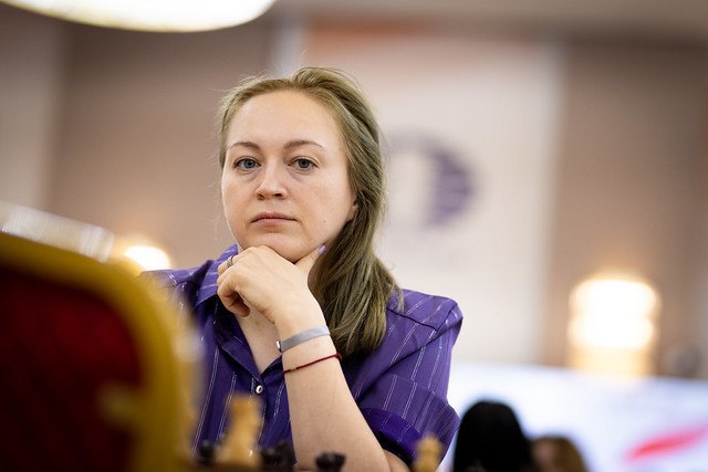 Анна Ушеніна під час шахової партії