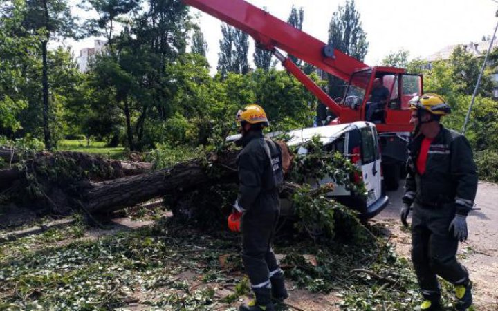 У Харкові через негоду загинула жінка, є постраждалі 