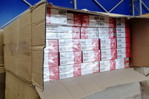 ​​В Одесском порту в контейнере с туалетной бумагой обнаружили ящики с сигаретами