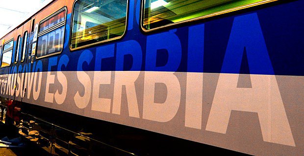 Поезд с надписью *Косово - это Сербия* был остановлен на станции Рашка