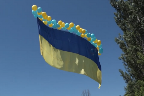 Военные и волонтеры ко Дню Конституции запустили 15-метровый флаг Украины в сторону Донецка