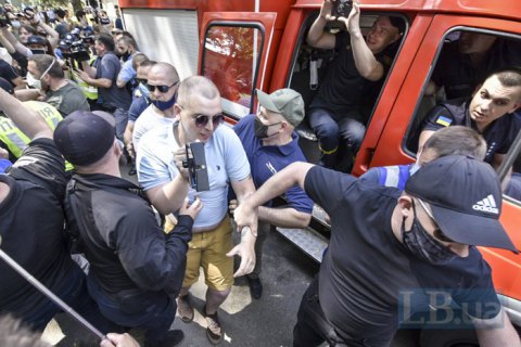 С территории Шевченковского суда прогнали сотрудников Шария