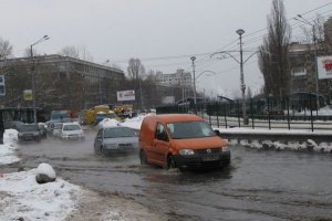"Киевводоканал" убрал воду с дороги на Борщаговке
