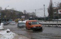 "Киевводоканал" убрал воду с дороги на Борщаговке