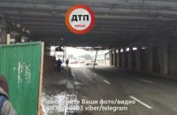 Грузовик зацепил металлическую конструкцию под путепроводом в Киеве, мост не пострадал