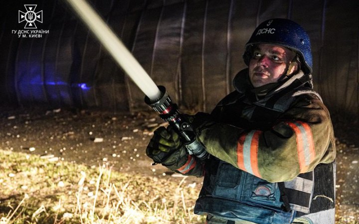 ​Рятувальники ліквідували пожежу у Святошинському районі Києва, спричинену падінням уламків збитого безпілотника
