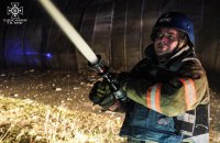 ​Рятувальники ліквідували пожежу у Святошинському районі Києва, спричинену падінням уламків збитого безпілотника