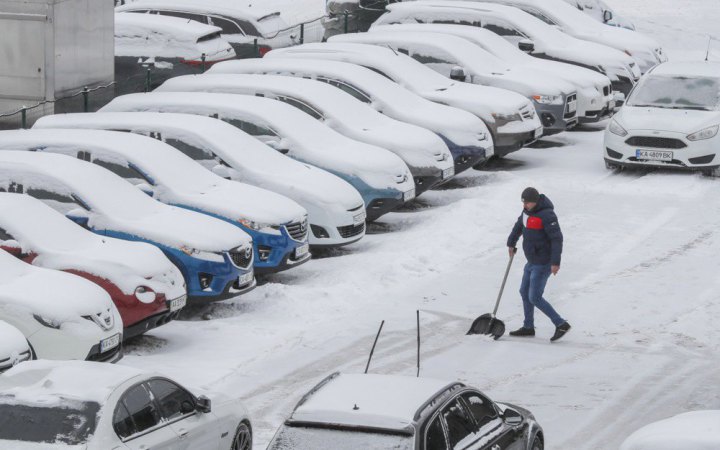 ШЕУ шести районів Києва оголосили закупівлю солі для посипання доріг в січні-лютому 2026 року