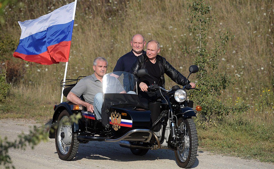 Путін везе в колясці Аксьонова, на задньому сидінні - Развожаєв