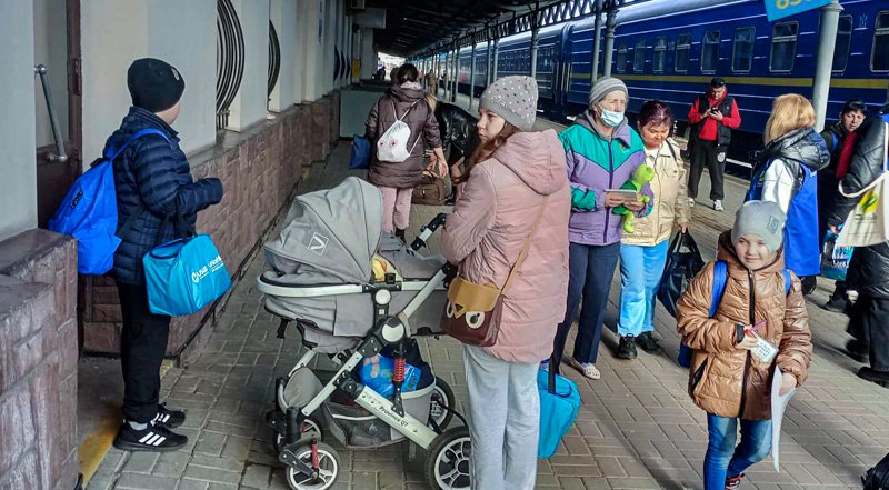 13 дітей і 10 дорослих громади евакуаційним потягом доправили в село Круглик Чернівецької області.