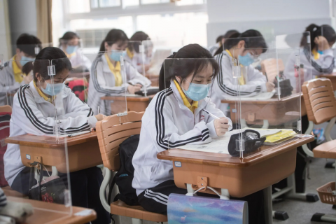 Китай збирається повністю відновити навчання у школах 