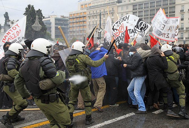 Полиция разгоняет антиправительственный профсоюзный митинг в Афинах в декабре 2010 г.
