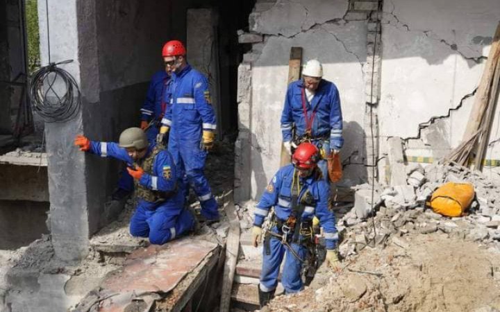 В Ізюмі рятувальники розібрали близько 20 тонн залишків будівельних конструкцій