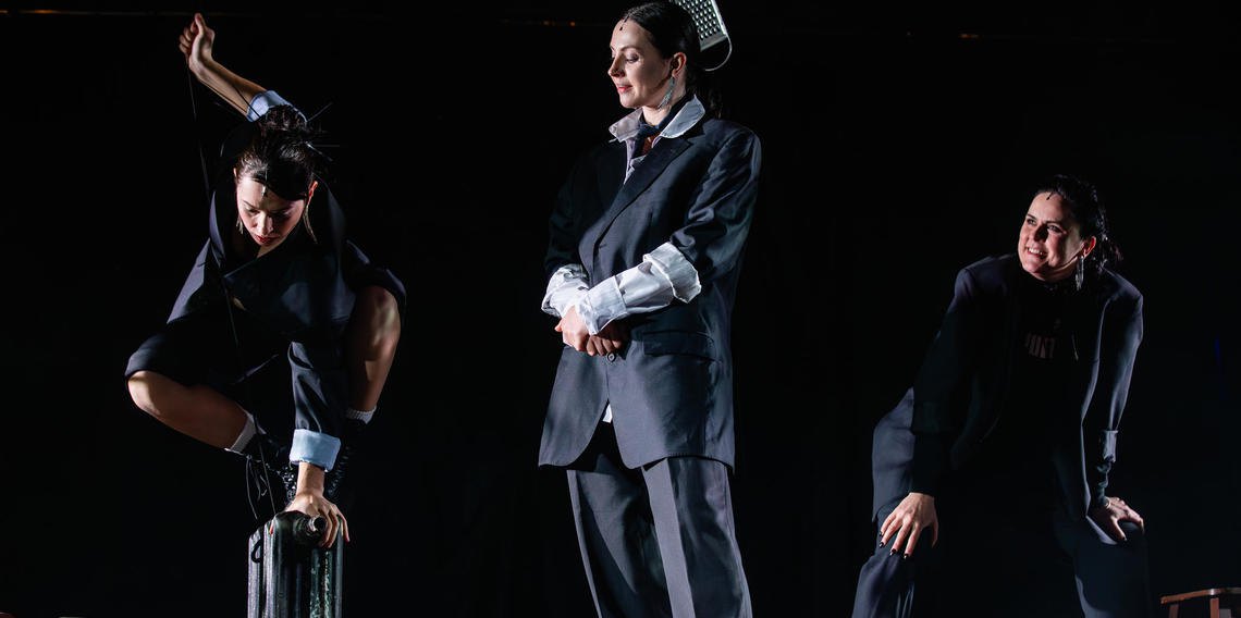 Вистава «Три швидкі та модні в цьому сезоні перукарки»