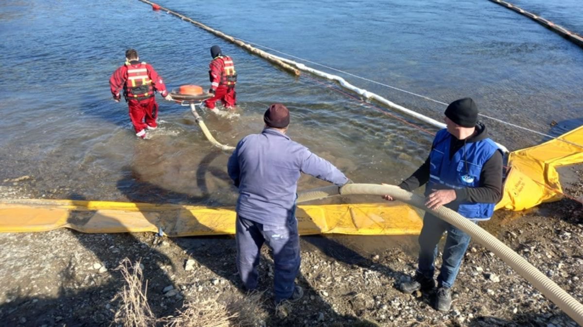 За словами молдовської влади, удар по Новодністровській ГЕС 7 березня спричинив хвилю нафтового забруднення, яке зараз
розтікається річкою Дністер, основним джерелом води для Молдови.