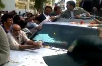 Автомобиль Ахмадинежада атаковали протестующие