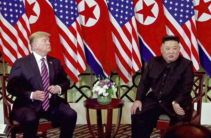 Встреча президента США Дональда Трампа и северокорейского лидера Ким Чен Ына в деревне Панмунджом в демилитаризованной зоне
разделяющей две Кореи, 30 июня 2019 