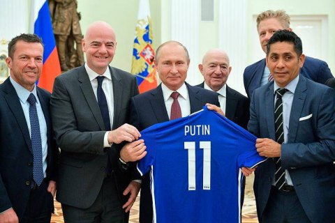 Главе ФИФА напомнили об именной футболке от Путина
