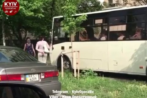 У Києві звільнили водія маршрутки, який об'їхав пробку по тротуару