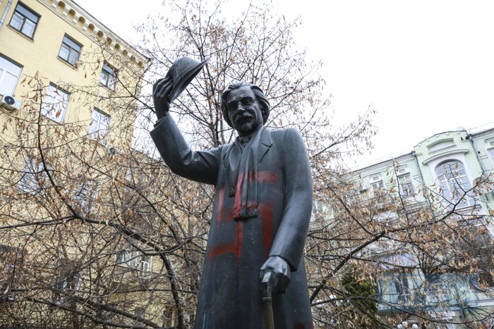 Вандали намалювали свастику на пам'ятнику Шолом-Алейхему в Києві, 25 листопада 2019