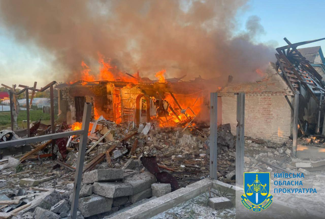 На Київщині фіксують наслідки атаки РФ: поранені цивільні та пошкоджені приватні будинки, 8 травня 2024 року