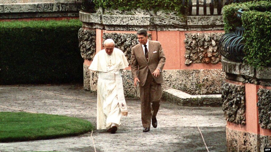  Рональд Рейган під час зустрічі з Папою Іваном Павлом ІІ в Майямі, 1987 рік.