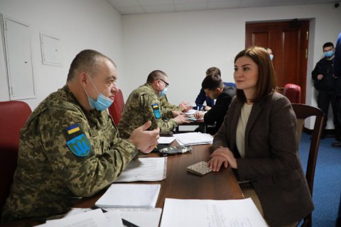 Депутати Київради підписали контракти на вступ до тероборони прямо в кулуарах сесійної зали