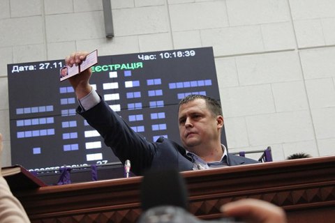  Депутат горсовета передал мэру Днепропетровска Филатову пакет картошки